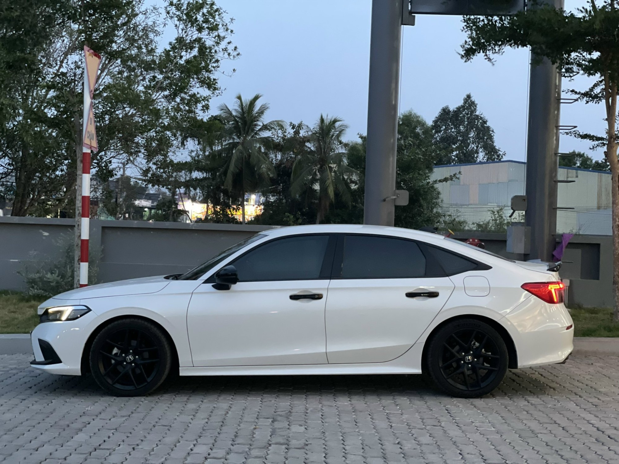 ĐÃ BÁN - HONDA CIVIC RS TRẮNG - 41.300km